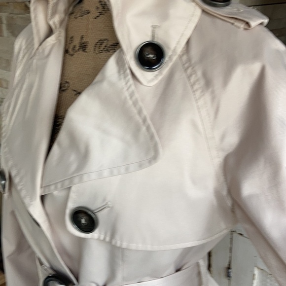 green with envy light tan/creamy beige trench coat with belt Size M - Picture 6 of 12